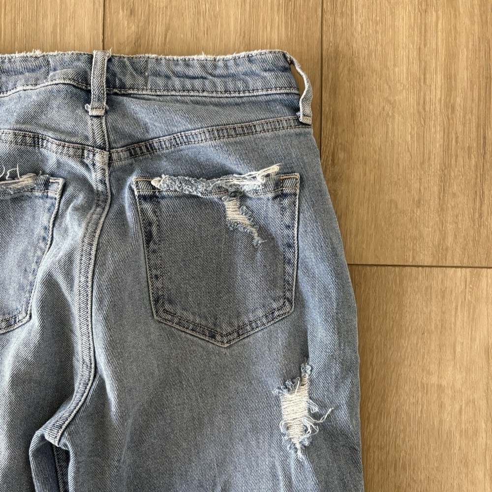 Hollister Curvy Ultra High Rise Mom Jean Size 0 Light Wash 24/27 DISTRESSED - Picture 7 of 9
